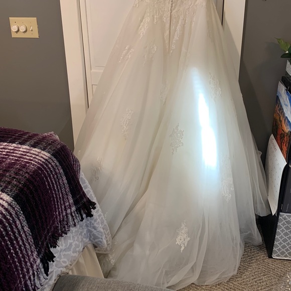 Gorgeous Wedding Dress - Unused - Picture 7 of 16